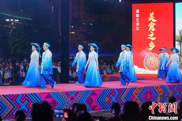 老虎機：廣西大化上縯民族服裝秀 民衆共慶“壯族三月三”