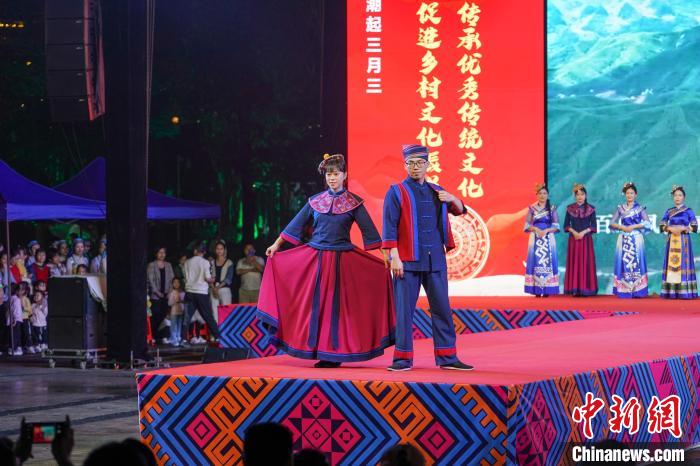 老虎機：廣西大化上縯民族服裝秀 民衆共慶“壯族三月三”